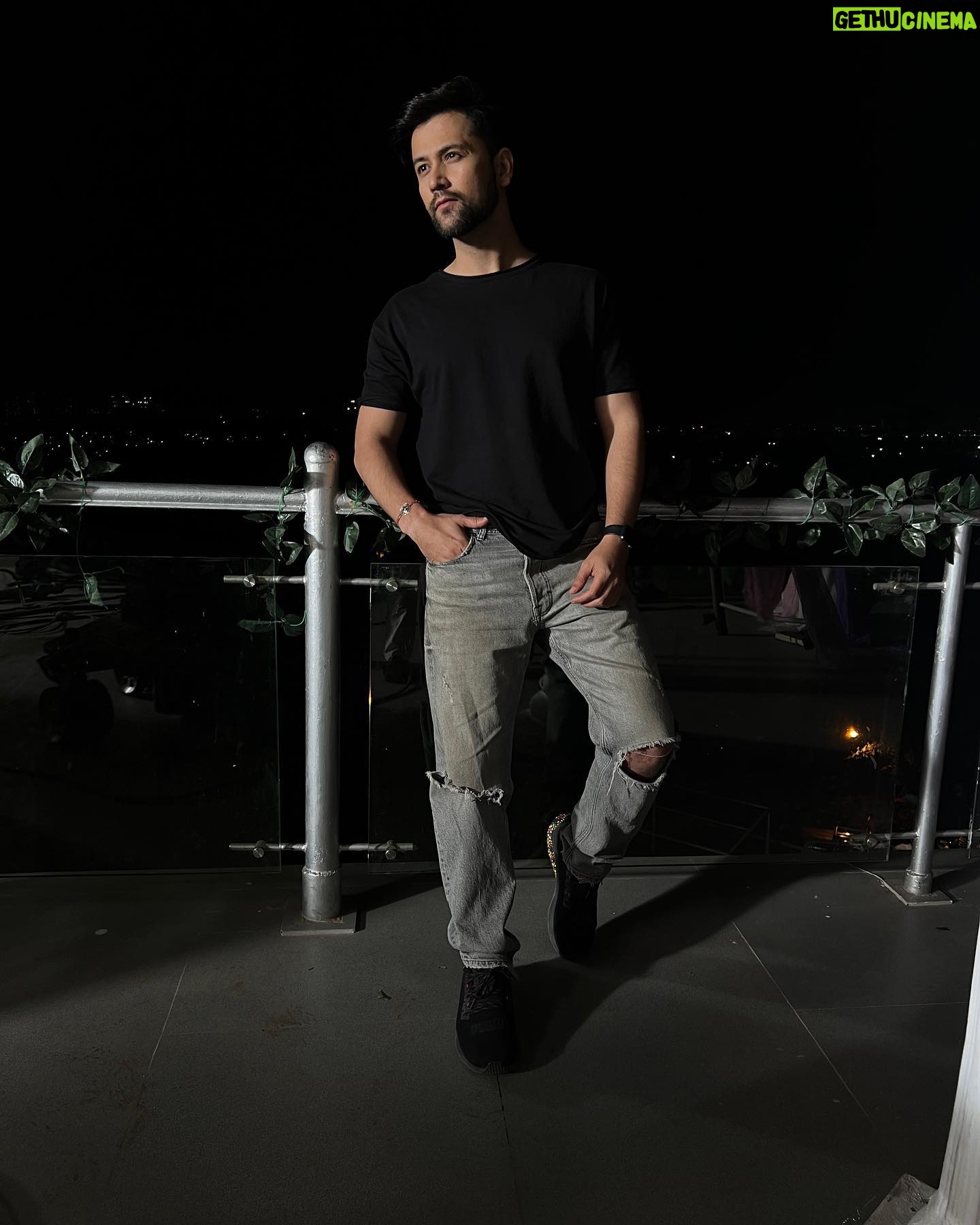 Sumit Bhardwaj - 1K Likes - Waqt ki qaid mein zindagi hai magar, Chand ghadiyan yahi hai jo azaad hai ….
.
#summitbhardwaj #life #love #livelovelaugh