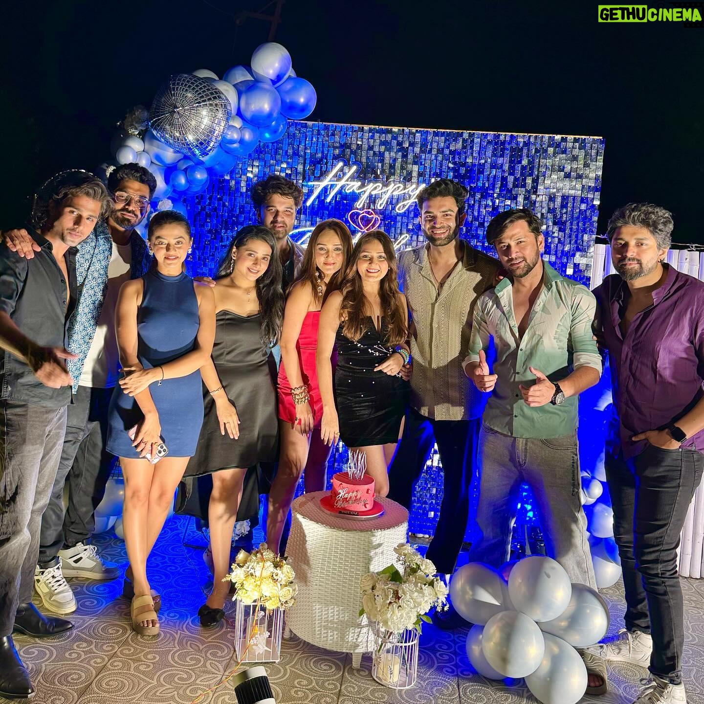 Sumit Bhardwaj - 2.2K Likes - Take only Pictures, leave only Footprint’s ✨💫
.
This would have not happened without @anantavillaofficial @_surgemedia_
.
#summitbhardwaj #travelphotography #livelovelaugh