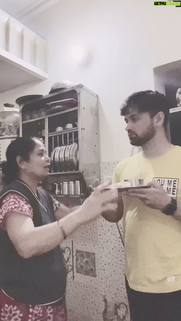 Sumit Bhardwaj - 15.8K Likes - Kahan Jaun ??
.
#summitbhardwaj #maa #maabeta #indianparents #comedyreels #reelsindia #livelovelaugh