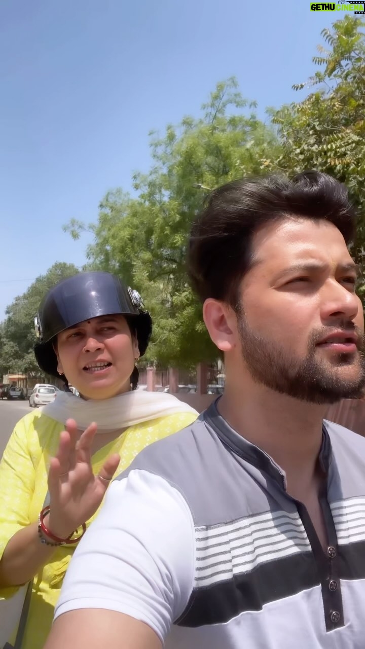 Sumit Bhardwaj - 2.1K Likes - Mere barien mien Kaun sochega 😅
.
#summitbhardwaj #indianparents #maa #maabeta #love #livelovelaugh
