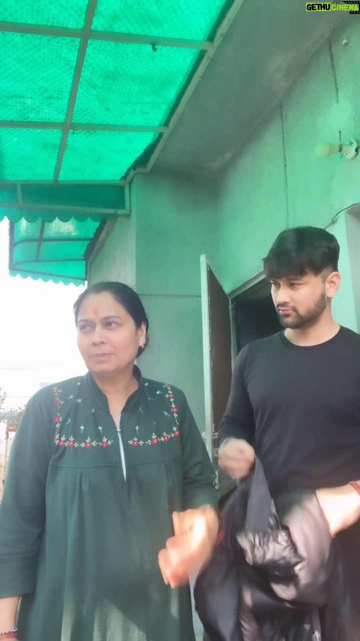 Sumit Bhardwaj - 167.8K Likes - Apke Sath kabhi aisa Hua hai ?
.
#summitbhardwaj #maabeta #indianparents #livelovelaugh