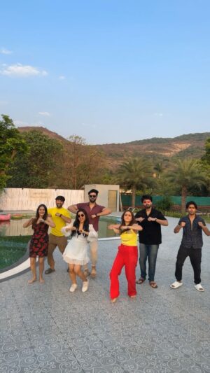 Sumit Bhardwaj Instagram - Why is life always better with friends 🥳 Tag your Bff’s 🤝 
.
.
Shoutout to our fab abode: @anantavillaofficial (Lonavala) 
.
@kreetika10 @tanyasharma27 @akashrjagga @radhikamuthukumar_official @summitbhardwaj 
Camera - @sanctimonious_fanatic 

#friends #holidayvilla #sasuralsimarka2 #ssk2