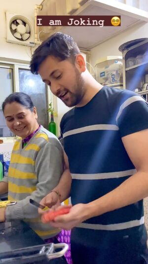 Sumit Bhardwaj Instagram - Kafi Friendly Hogya Mummy k sath 🥹😅
.
#summitbhardwaj #maabeta #indianparents #love #livelovelaugh