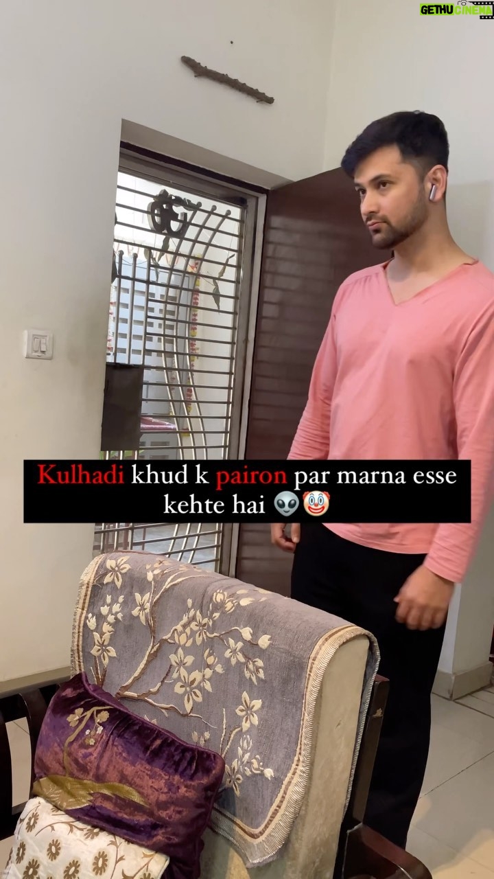 Sumit Bhardwaj - 1.4K Likes - Mummy k mood ka bhi kuch nahi Pata kabhi bhi Barasta Hai 🙄
.
#summitbhardwaj #maabeta #livelovelaugh #indianparents #comedyreels #reelsindia