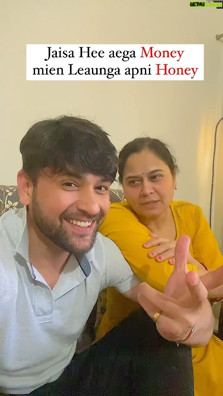 Sumit Bhardwaj - 1.6K Likes - Without Money You will not get Your Honey … Mazak Mazak mien kaafi sach Bolgya 🤓
.
#summitbhardwaj #maabeta #marriagereels #reelsindia #comedyreels #love #livelovelaugh