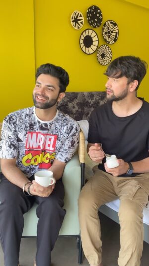 Sumit Bhardwaj Instagram - Chammach ek Shakar Do 🥸🤓
.
#summitbhardwaj #akashjagga #comedyreels #reelsindia #memes #love #livelovelaugh