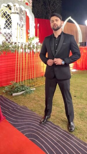 Sumit Bhardwaj Instagram - 🌹🖤
.
#summitbhardwaj #blacksuit #love #lucknow #reels #livelovelaugh