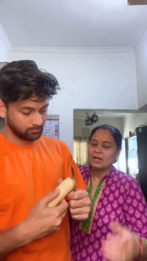 Sumit Bhardwaj Instagram - Aree karuu kyaa ?? 🥹😵‍💫 
.
#summitbharadwaj #comedyreels #reelsindia #maabeta #indianparents #delhi #livelovelaugh