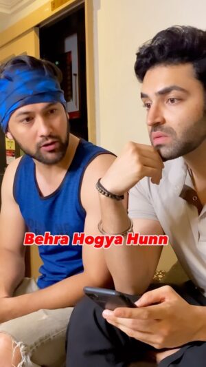 Sumit Bhardwaj Instagram - Voice Note Bhejdun kya Guys 🥹🤓
.
#summitbhardwaj #akashjagga #comedyreels #reelsindia #friends #memes #love #livelovelaugh