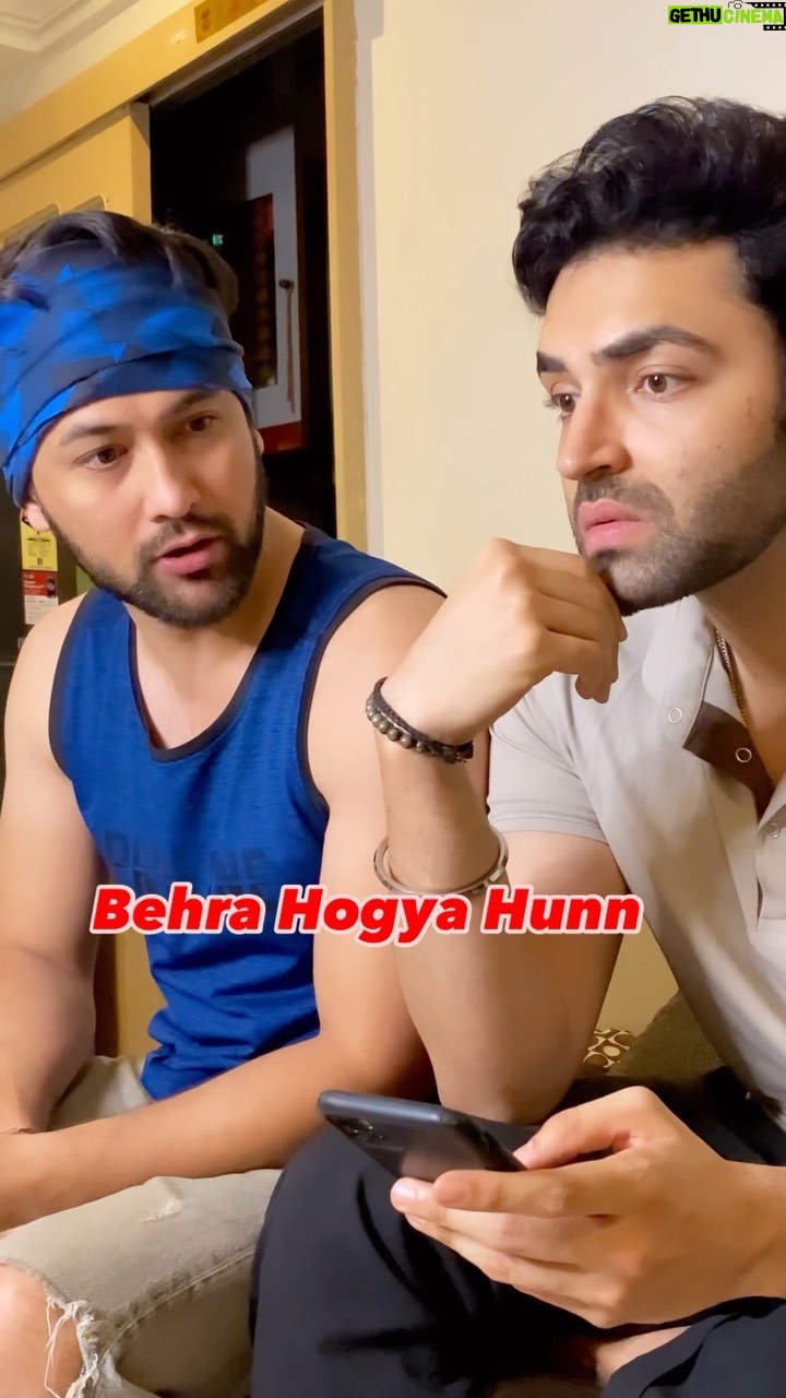 Sumit Bhardwaj - 1K Likes - Voice Note Bhejdun kya Guys 🥹🤓
.
#summitbhardwaj #akashjagga #comedyreels #reelsindia #friends #memes #love #livelovelaugh