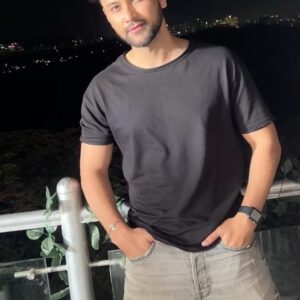 Sumit Bhardwaj Instagram - Waqt ki qaid mein zindagi hai magar, Chand ghadiyan yahi hai jo azaad hai ….
.
#summitbhardwaj #life #love #livelovelaugh