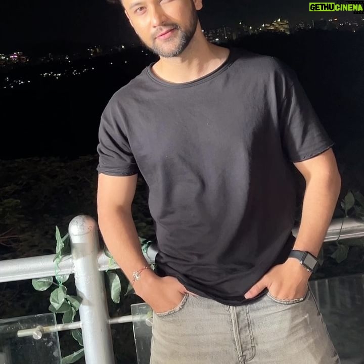 Sumit Bhardwaj - 1K Likes - Waqt ki qaid mein zindagi hai magar, Chand ghadiyan yahi hai jo azaad hai ….
.
#summitbhardwaj #life #love #livelovelaugh