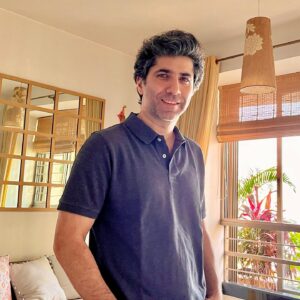 Sumit Kaul Instagram - "Don't judge each day by the harvest you reap but by the seeds that you plant."

- Robert Louis Stevenson

#sumitkaul #actorslife #actor #home #shaven #cleanshave #blue #love #life #morning #day #gratitude #thankful