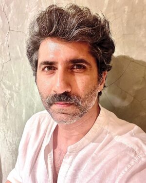 Sumit Kaul Instagram - Just looking into your eyes to see if you are going to watch #tanaav..
.
.
Streaming on @sonylivindia 11th November onwards..
.
.
#sumitkaul #actor #actorslife #umarriaz #panther #white #saltandpepperhair #saltandpepper #eye #eyes #webshow #fauda