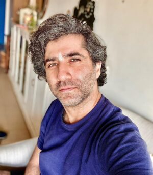 Sumit Kaul Instagram - A new day: Be open enough to see opportunities. Be wise enough to be grateful. Be courageous enough to be happy.

- Steve Maraboli
.
.
#sumitkaul #actor #actorslife #blue #saltandpepper #new #day #look #newday #star #happyrepublicday 
.
.
P.s. wishing #pathaan and @iamsrk sir super success..