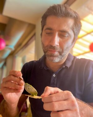 Sumit Kaul Instagram - Paapad with green chutney.. yummm.. I can never stop eat them and then don’t have any space for lunch.. aisa kis kis ke saath hota hai?
.
.
#sumitkaul #actor #actorlife #food #foodie #foodpics #yummy #chutney #lunch #lunchtime #theclub @theclubmumbai