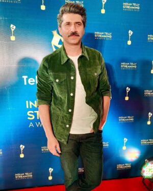 Sumit Kaul Instagram - Celebrating and acknowledging contributions of so many at the #indiantellystreamingawards2022.. thank you @tellychakkar for a beautifully organised event and for recognising the efforts of so many..
.
.
#sumitkaul #actorslife #actor #awards #award #ott #streaming #evening #moustache #look #tellychakkar
.
.
@teamgolecha 
.
.
PC 📸: @mehulnisar