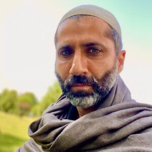 Sumit Kaul Instagram - I was really surprised to find #umarriaz within me and truly thank my acting coach @thierrybleuactingcoach in this journey.. such a long way to go and yet so grateful for the love pouring in.. 
.
.
2 more episodes are out @sonylivindia.. the plot is getting more more exciting.. have you watched it yet?
.
.
@applausesocial #sumitkaul #actor #actorslife #kashmir #terror #terrorist #acting #coach #look #search #viral #tanaav #tanaavonsonyliv