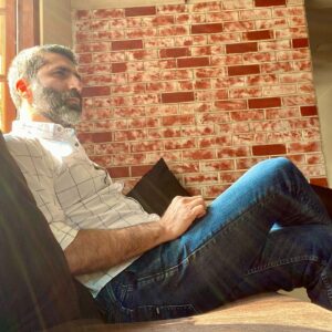 Sumit Kaul Instagram - Everyone can dream. Who is ready to build it step by step, brick by brick?
- Rasheed Ogunlaru
.
.
#sumitkaul #actor #actorslife #voiceover #voiceartist #studio #bluewhalestudios #brick #dream #build #candid #white #sofa #relax #waiting #voiceactor #morning #dub #dubbing #voicing #sunlight #sun #light