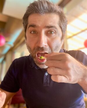 Sumit Kaul Instagram - Paapad with green chutney.. yummm.. I can never stop eat them and then don’t have any space for lunch.. aisa kis kis ke saath hota hai?
.
.
#sumitkaul #actor #actorlife #food #foodie #foodpics #yummy #chutney #lunch #lunchtime #theclub @theclubmumbai