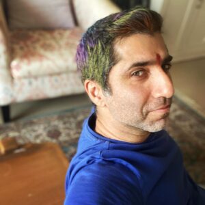 Sumit Kaul Instagram - Things a father has to do to keep his daughter entertained.. never knew this would be part of the list.. but that’s why they say “Never say never”.. I love you my baby #eedhakaul 
.
.
#sumitkaul #actor #actorslife #father #daughter #love #colour #hair #haircolor #haircolour #colours #color #fatherdaughter #crazy #fun #madness