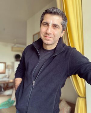 Sumit Kaul Instagram - Change on the outside is constant.. what’s within however shouldn’t change but transform..
.⁣
.⁣
#actor #actors #actorslife #sumitkaul #home #trending #cinema #film #god #grace #happy #happyday #black #happyness #hollywood #hope #love #loveforever #loveyou #loveyourbody #selflove #smile #smileeveryday #smilefordays #smilemakeover #smilemore #smilesmilesmile