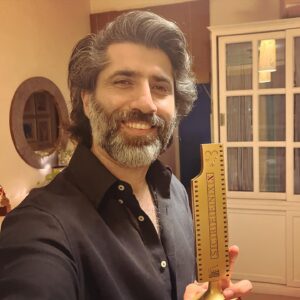 Sumit Kaul Instagram - My first ever “Best Actor” award after 23 years of being a professional actor. Hopefully it’s only the beginning.

Many to thank for this. 

Thank you @adgully for this honour.. #screenxx2023 

Thank you @applausesocial @sameern @segaldeepak for seeing me as #umarriaz and nominating for this one.. 

Thank you to my directors.. Thank you @iamsudhirmishra sir for creating the playground for me to ease into this character, thank you @sachin.krishn for the constant encouragement and guidance.. 

Thank you to the entire team of actors and technicians who’s support was invaluable.. @manavvij @shashank.arora @sheendass @ektakaul11 @waluschaa @kunal_lolsure @carpe_f_diem @sidkhaitan @kapilmattoo @rockey_raina @sahibabali 

Thank you ESPECIALLY to my acting coach on this one @thierrybleuactingcoach who pushed, encouraged, guided and trained me while helping me manoeuvre this complex character. It wouldn’t have been possible without you..

But thank you most importantly to my family. My parents @motikaul and @vssmusicacademy (Moti and Rita Kaul), my beautiful wife Ritu and my darling daughter Eedha without who’s support and constant encouragement I wouldn’t be where I am.

Finally thank you to my guru @sadhguru and divine mother for your blessings and always showing me the way..

#award #actor #actorslife #acting #screenxxawards #bestactor #bestactoraward #tanaav