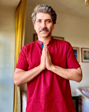 Sumit Kaul Instagram - Deepaawali ki aap sabhi ko hardik shubhkamnae 🙏🏻🙏🏻.
.
.
#sumitkaul #actorslife #actor #red #diwali #happydiwali #bow #celebration #festival #lights #deepawali
