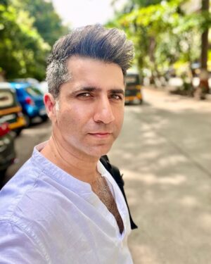 Sumit Kaul Instagram - A man can have several faces. And yet he doesn’t need to change within. The face is only a representation of the response to a situation. It doesn’t have to be you.
.
.
#sumitkaul #actor #actorslife #white #look #newlook #clean #change #viral #trending #saltandpepper