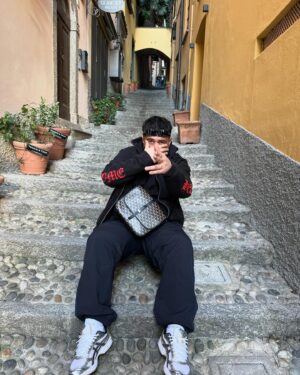 Summer Cem Instagram - Die letzten Tage vor dem Sturm! Neues Album kommt mit 21 Songs, no skips. Besorgt euch eure Tickets für die Release Show und danke für euren jahrelangen Support Gang ❤️‍🔥🫂