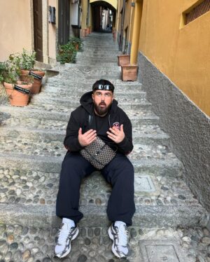 Summer Cem Instagram - Die letzten Tage vor dem Sturm! Neues Album kommt mit 21 Songs, no skips. Besorgt euch eure Tickets für die Release Show und danke für euren jahrelangen Support Gang ❤️‍🔥🫂