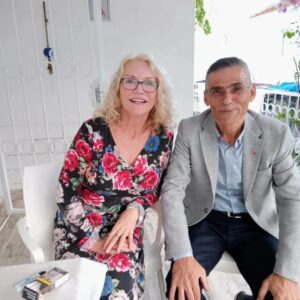 Suna Yıldızoğlu Instagram - Sevgili arkadaşım İsmail Sözeri evimin çatılarını yapan usta ve şirket sahibidir. @yildiz_pen  Bundan sonra herhangi dalda çalışıp işini iyi yapan her ustayı paylaşacağım🙏
