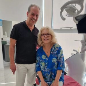 Suna Yıldızoğlu Instagram - Kuşadası'na taşındıktan sonra güvenebileceğim bir diş doktoru aradım, @bambiburcin sayesinde @dentalsmileartr kliniğinde @bulentakin885 'ı buldum. Mesleğini iyi yapanları buldukça paylaşacağım🌺