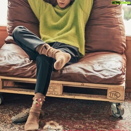 Sung Joon - 21.3K Likes - 재밌는데 더웠다 양말이 예쁘지만 땀났다. 쇼파가 편했지만 습기가 찼다