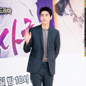 Sung Joon Instagram - 상류사회 제작잘표회 사진잘나왔다. #다이어트돼지의상굿 @xligoonx