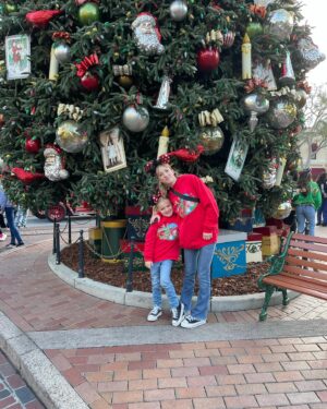 Sunnie Pelant Instagram - My happy place 🫶✨ #disney #family #ilovedisneysososomuch