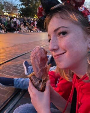 Sunnie Pelant Instagram - My happy place 🫶✨ #disney #family #ilovedisneysososomuch