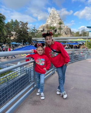 Sunnie Pelant Instagram - My happy place 🫶✨ #disney #family #ilovedisneysososomuch