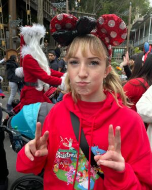 Sunnie Pelant Instagram - My happy place 🫶✨ #disney #family #ilovedisneysososomuch