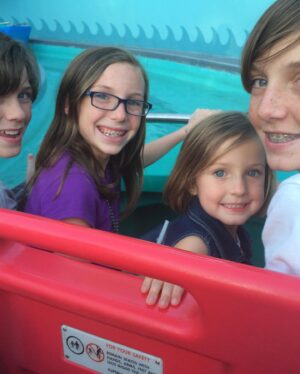 Sunnie Pelant Instagram - HAPPY BIRTHDAY to the best sister ever!! I miss you soo much and I love you so much! I miss all of our adventures, our car rides, and playing Roblox! I would give anything to be with you right now celebrating your day!! I love you so so soooo much and I hope you have an incredible day!! 🩷🩷🩷 #seannasday #sisters #btsarmy #suzyandtina @seannapelant