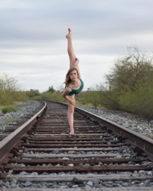 Sunnie Pelant Instagram - ✨Sunday vibes = Best vibes✨ Feeling so good in my @fivedancewear set! Make sure to checkout all the new drops!! 📸 @loripelant  #fivedancewear #fiveambassador #set💚 #dancelife #dancervibes #happysunday #fiveworld #railroads #📸