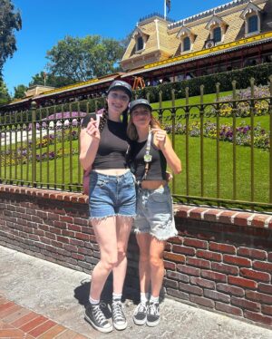 Sunnie Pelant Instagram - HAPPY BIRTHDAY to the best sister ever!! I miss you soo much and I love you so much! I miss all of our adventures, our car rides, and playing Roblox! I would give anything to be with you right now celebrating your day!! I love you so so soooo much and I hope you have an incredible day!! 🩷🩷🩷 #seannasday #sisters #btsarmy #suzyandtina @seannapelant