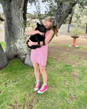 Sunnie Pelant Instagram - 💞Happy Easter💞 Spot some of the pups sneaking in, how many do you see? Thanks @seannapelant for the great pics 🫶 #hoppyeaster🐰 #grateful #puppys #ilovemysister