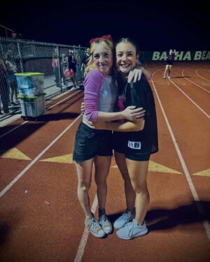 Sunnie Pelant Instagram - Last night 🤩🌅 #fnl #bashabears #football #sisters❤️