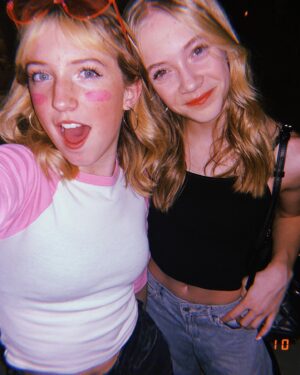 Sunnie Pelant Instagram - Last night 🤩🌅 #fnl #bashabears #football #sisters❤️