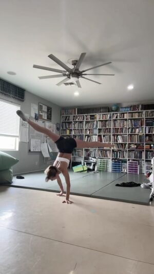 Sunnie Pelant Instagram - 💥POP💥POP💥 #fiveambassador #fiveworld #dancer #turns #tricks #turntuesdays #dancelife #danceroom