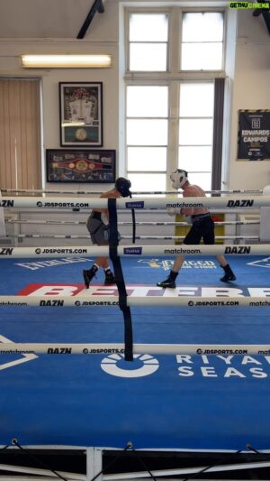 Sunny Edwards Instagram - They saying Showtime’s back 🤷‍♂️

Good rounds with @edward_hardy17 - looking forward to turning him professional this year..

@daznboxing @matchroomboxing