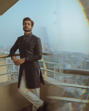 Sunny Kaushal Instagram - For the opening night of @mumbaifilmfestival 2023

Wearing : @shantanunikhil 
Styling: @amandeepkaur87 
📸 : @khamkhaphotoartist 
Hair: @forum.gotecha 
MU: @sajid_makeu