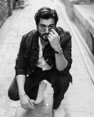 Sunny Kaushal Instagram - Between the lines and dots…

Styled by @amandeepkaur87 
Wearing @hindostanarchive 
Hair @forum.gotecha 
Makeup @sajid_makeup
Pictures @portraitshelter