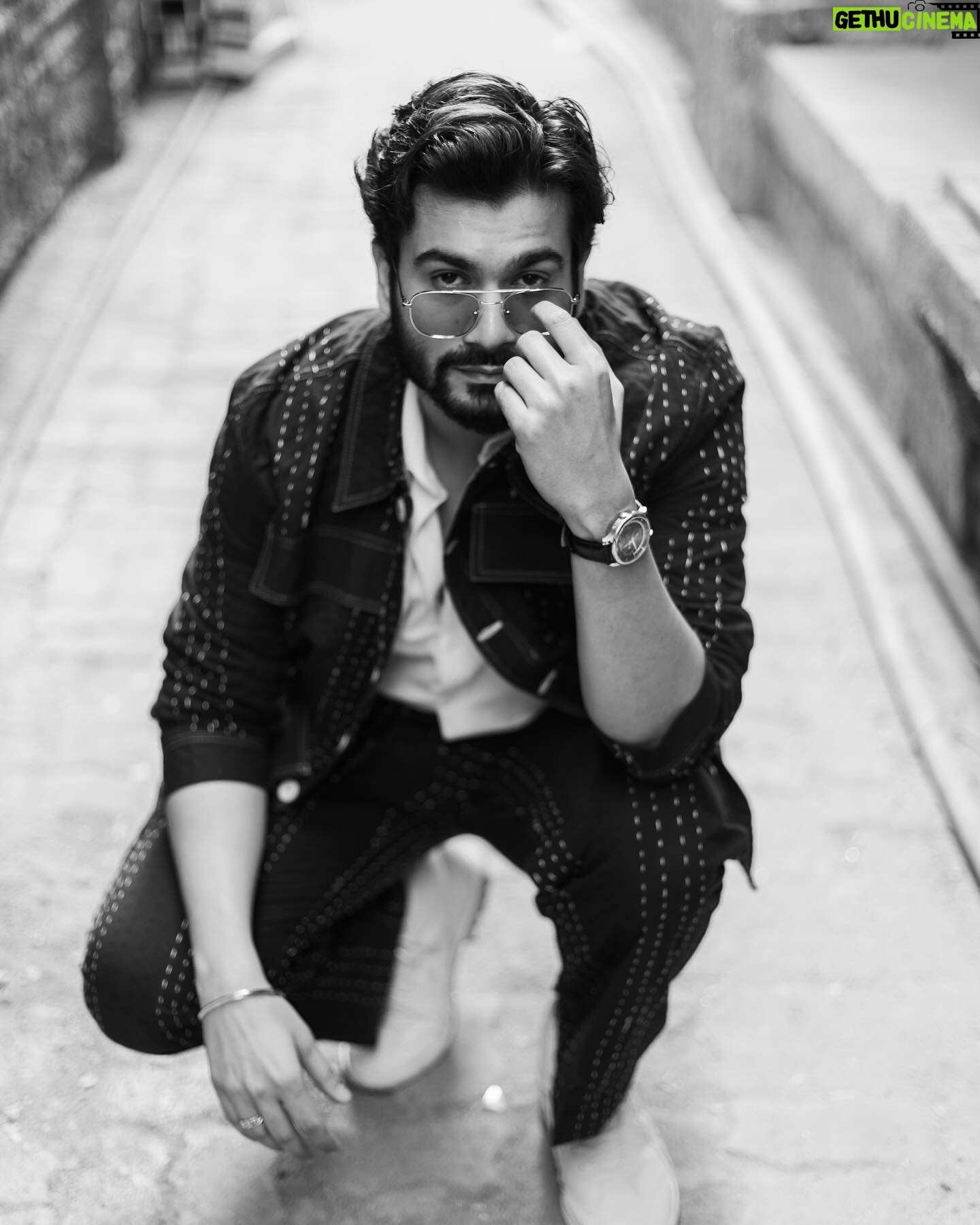 Sunny Kaushal - 126.3K Likes - Between the lines and dots…
Styled by @amandeepkaur87
Wearing @hindostanarchive
Hair @forum.gotecha
Makeup @sajid_makeup
Pictures @portraitshelter